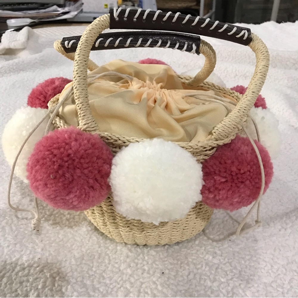 StrawBasket Pom-Pom Purse